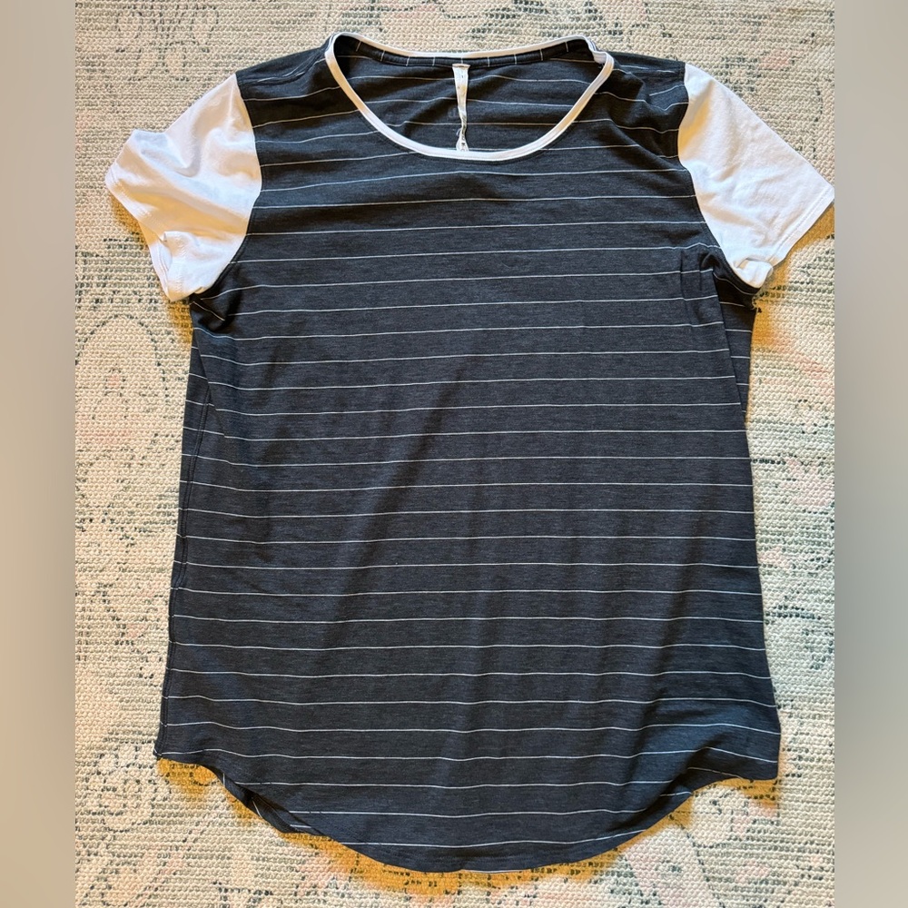 Lululemon Size 10 Charcoal and White Short Sleeve Round Neck Excellent Condition